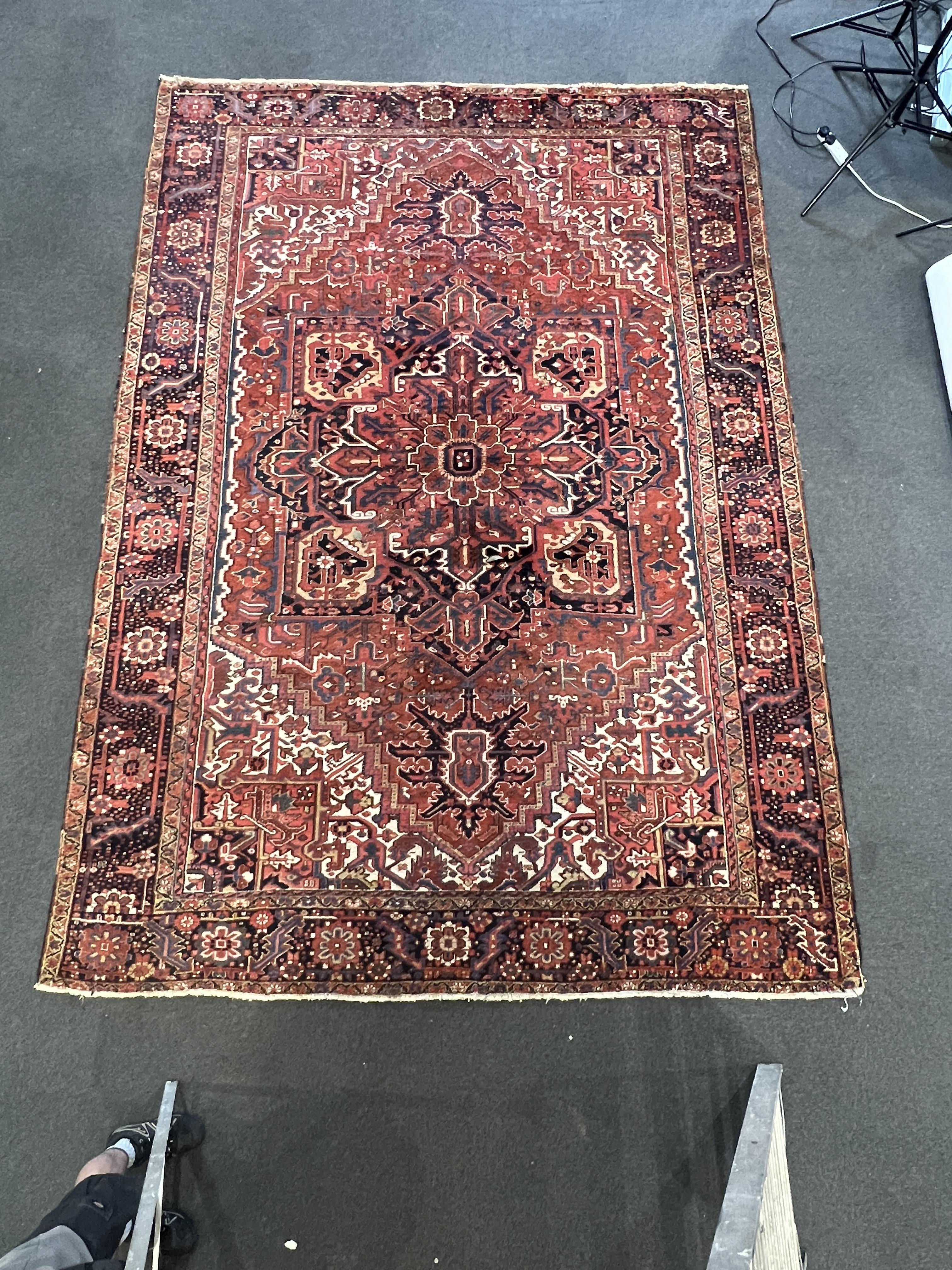 An antique Heriz carpet, 410 x 295cm